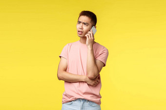 技术沟通生活方式概念肖像沮丧失望亚洲的家伙会说话的电话<strong>讨论问题</strong>电话智能手机皱着眉头复杂的
