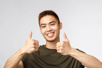 人表达式生活方式概念特写镜头肖像快乐满意亚洲男人。离开积极的审查显示竖起大拇指批准推荐产品同意