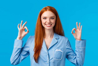 满意好看的红色头发的人女人好吧显示手势确认推荐产品给积极的反馈的想法微笑点头协议站蓝色的背景