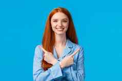 快乐的女孩广告显示产品方法选择指出横盘整理左交叉手微笑很高兴穿睡衣裤可爱的睡衣站蓝色的背景
