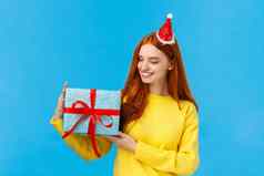 假期爱家庭概念无忧无虑的温柔的漂亮的红色头发的人女持有可爱的包装盒子礼物现在很高兴微笑快乐站蓝色的背景快乐的
