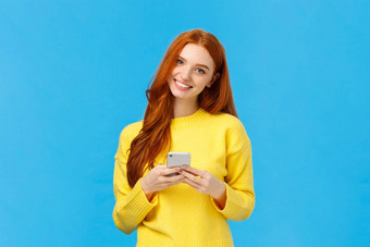 技术互联网小工具概念可爱的红色头发的人女人发送文本朋友消息传递谈话智能手机应用程序微笑相机下载应用程序蓝色的背景