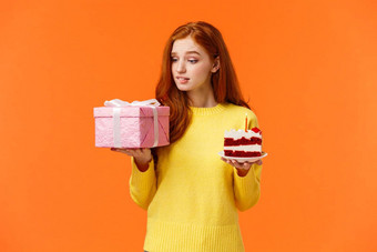 庆祝活动礼物假期概念可爱的红色头发的人女孩诱惑欲望礼物盒子持有包装现在一块美味的生日蛋糕生日女孩打开惊喜