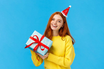 假期庆祝活动礼物概念快乐的红色头发的人女孩爱圣诞节享受庆祝朋友收到礼物包装盒子秘密圣诞老人穿可爱的他蓝色的背景