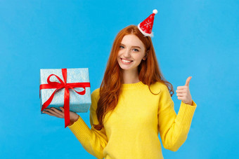 半身照拍摄满意好看的红色头发的人女人显示翘拇指批准爱庆祝圣诞节假期收到礼物持有bix盒子现在穿花俏的他微笑