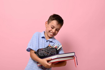学校男孩铅笔情况下书笑摆姿势粉红色的背景复制空间概念回来学校面部表达式情绪