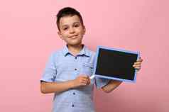 可爱的微笑男孩指出空空白董事会粉笔空间文本黑板粉红色的背景复制空间概念回来学校