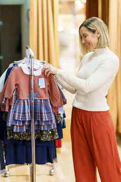 中年女人购买衣服孩子们孩子们的服装商店