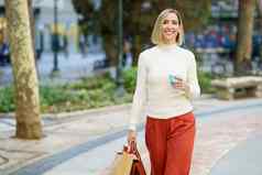 女人购物携带购物袋咖啡外带杯