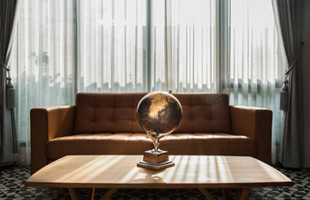 副本全球木咖啡表格前面棕色（的）皮革沙发背景白色窗帘生活房间