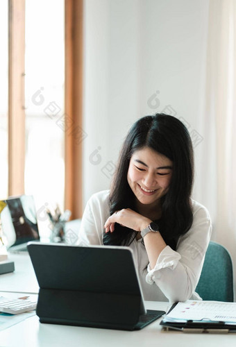 肖像快乐年轻的有吸引力的业务女人数字移动PC电脑数学金融木桌子上税会计报告统计数据分析研究技术概念