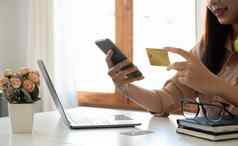快乐女人移动应用程序在线购物支付一点点信贷卡首页