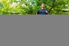 男人。运动员运行公园在户外森林橡木树绿色草年轻的持久的运动运动员体育运动自然健身娱乐马拉松森林伸展运动延伸