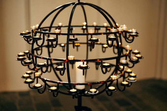 奉献的蜡烛站球形的站教堂