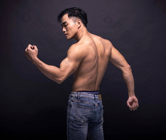 后视图<strong>肌肉</strong>发达的亚洲年轻的<strong>男人</strong>。