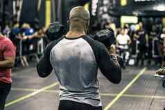 体育运动肌肉发达的非洲男人。提升权重健身房