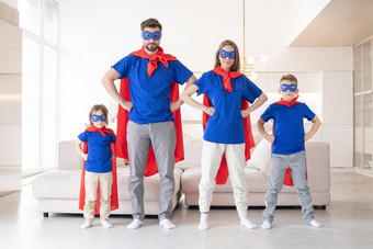 快乐家庭超级英雄服装