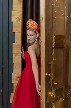 俄罗斯女孩传统的科科什尼克衣服红色的衣服美丽的站肖像文化红色的颜色传统的时尚科科什尼克女孩期站穿白色头饰自制的快乐的站门口
