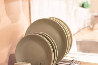 站盘子厨房设计架子上餐具干燥现代厨房陶瓷盘子杯金属架内部厨房橱柜