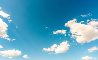 美丽的蓝色的天空白色积云云摘要背景Cloudscape背景蓝色的天空毛茸茸的白色云阳光明媚的一天自然天气明亮的一天天空快乐一天背景