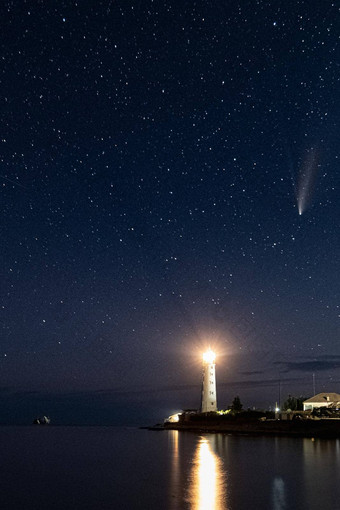 垂直全景Hdr照片新智慧彗星白色灯塔晚上天空