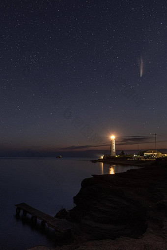 垂直Hdr景观新智慧<strong>彗星</strong>白色灯塔布满星星的天空