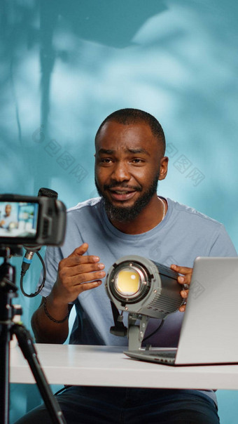 非洲美国博主回顾工作室光相机