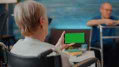 退休人员残疾水平绿色屏幕移动电话