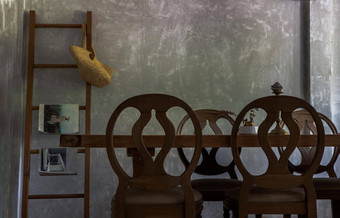 角落里木吃表格椅子古董木梯设计餐厅房间