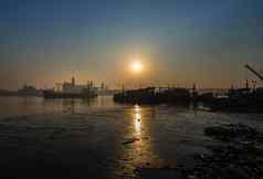 华丽的全景风景优美的货物船中间河工业工厂潮phraya河前面早....