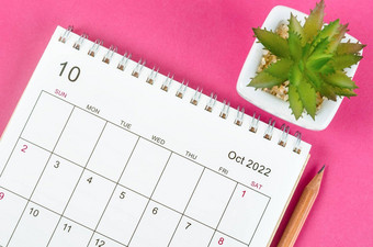 10月桌子上<strong>日历</strong>铅笔粉红色的背景