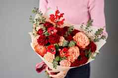 美丽的大花束混合花包装英俊的新鲜的花束女人手小花商店花交付