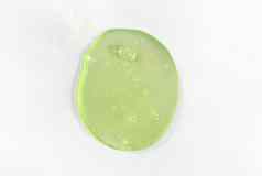 下降绿色流体透明质酸酸白色背景化妆品医疗保健概念特写镜头