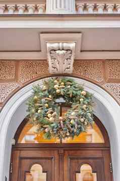圣诞节早....房子装饰通过圣诞节花环树分支机构街欧洲城市