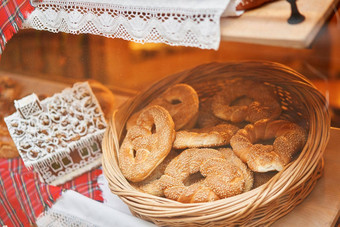 面包店展示欧洲城市圣诞节姜饼房子椒盐卷饼苹果崩溃面包面包圣诞节一年