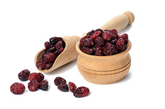 群干小红莓木碗白色背景美味的浆果