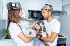 男人。女人有趣的战斗厨房可爱的猫年轻的夫妇有趣的首页夫妇玩有趣的宠物
