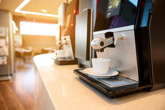 特写镜头专业自助服务咖啡机器餐厅休息室等待区域机场离开终端太阳的射线秋天在室内日落