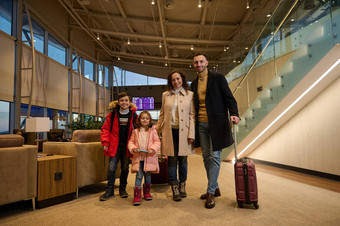 快乐家庭享受旅行站行李游说团体机场离开终端等待登机背景信息面板飞行时间表