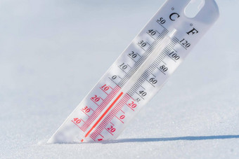 温度计谎言雪显示负温度冷天气蓝色的天空气象条件低空气环境温度气候改变全球气候变暖