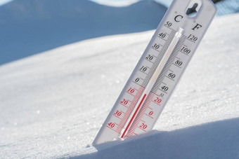 温度计谎言雪显示负温度冷天气蓝色的天空气象条件低空气环境温度气候改变全球气候变暖