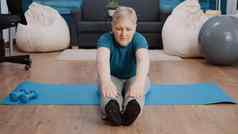 高级女人伸展运动有氧运动位置瑜伽席