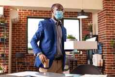 人收集办公室物品解雇了工作冠状病毒流感大流行