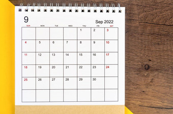 9月桌子上日历木背景