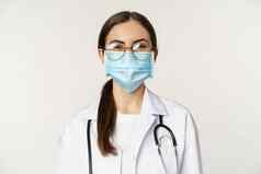 肖像医疗工人女医生脸面具科维德流感大流行微笑热情的站白色背景