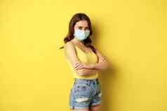 科维德疫苗接种美丽的年轻的女人脸医疗面具接种疫苗流感大流行站黄色的背景