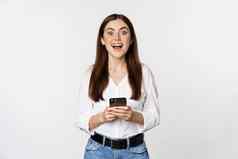 年轻的女人智能手机微笑相机移动电话应用程序细胞技术在线购物概念白色背景