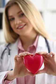 心脏病专家持有红色的心手特写镜头
