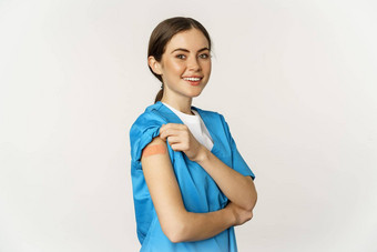 女护士医生医疗工人接种<strong>疫苗</strong>显示肩膀补丁科维德<strong>疫苗</strong>微笑很高兴站白色背景