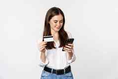 肖像年轻的女人智能手机屏幕支付购买在线信贷卡站白色背景放置订单